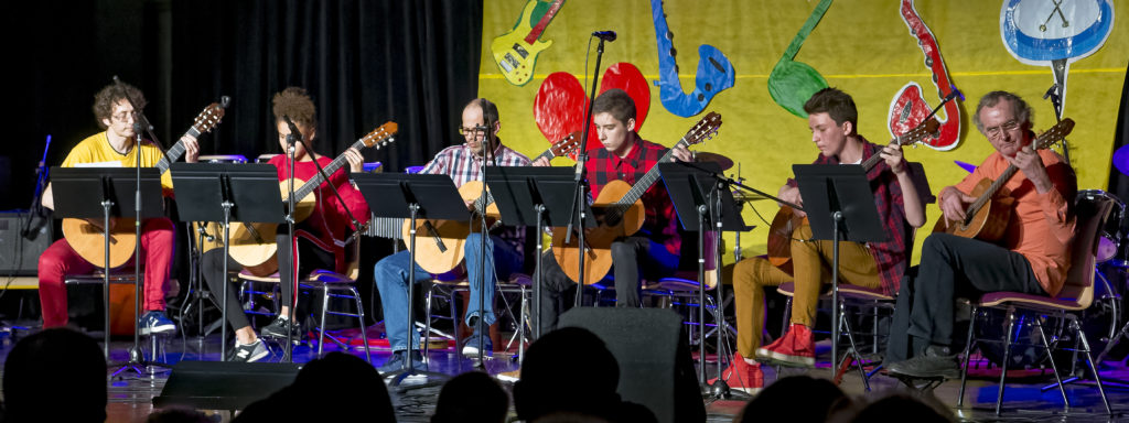 7 guitaristes, lors de la fête de l'école 2018