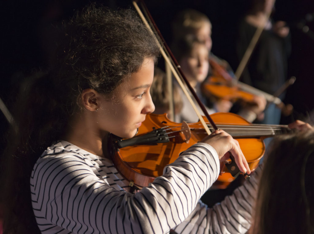 Violoniste, lors de la fête de l'école