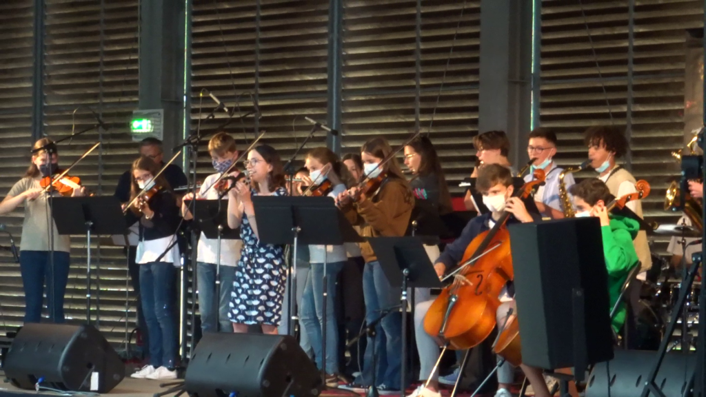 L'ensemble Mercredy's Orchestra sur la scène de Sautron, lors de la fête de la musique, le 18 juin 2021