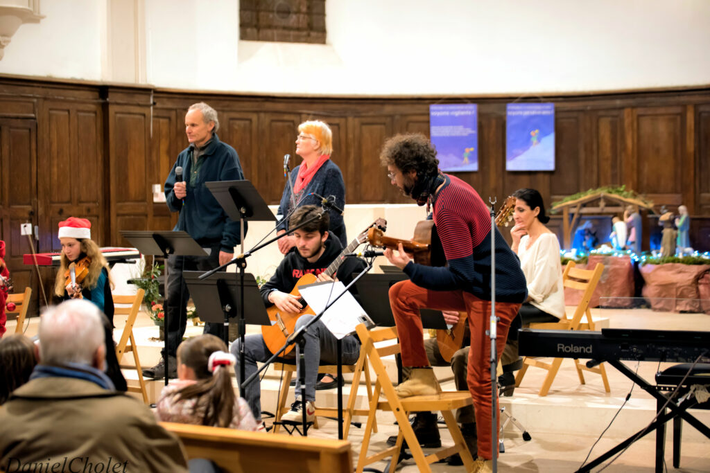 Concert de Noël du 10/12/2022 à l'église de Sautron : guitares, violons et chanteurs