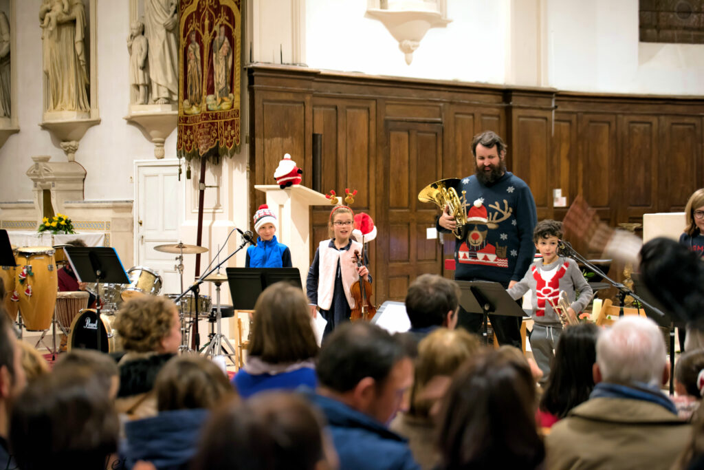 Concert de Noël du 10/12/2022 à l'église de Sautron : enfant avec violon et trompette