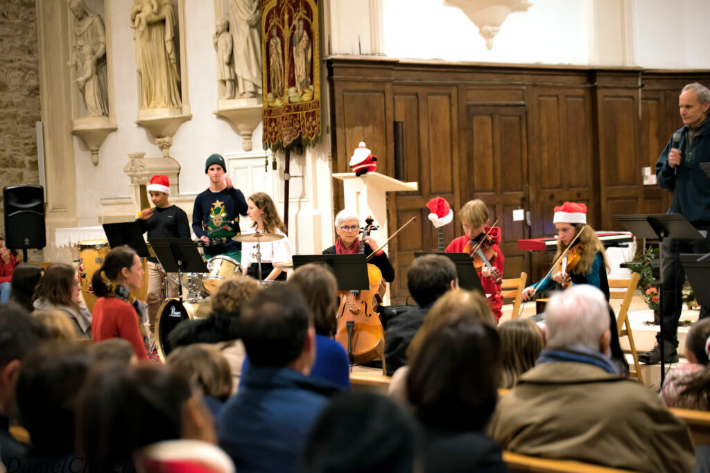 Concert de Noël du 10/12/2022 à l'église de Sautron : violons, violoncelle, batterie et chanteurs
