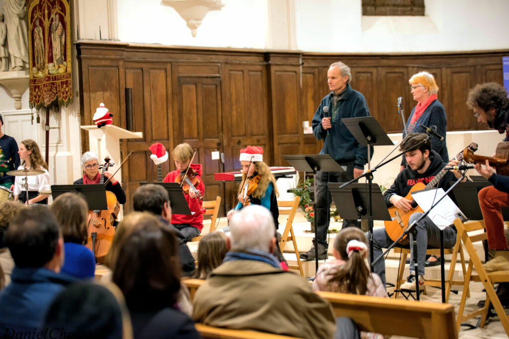 Concert de Noël du 10/12/2022 à l'église de Sautron : guitares, violons et chanteurs