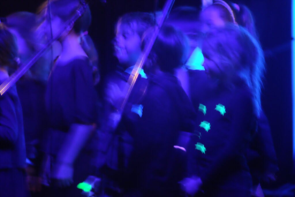 Musiciens et chanteurs flous, lors du concert de l'école du 01/04/2023
