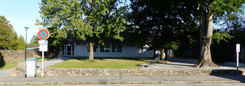 Salle municipale entre l'église et le monument aux morts