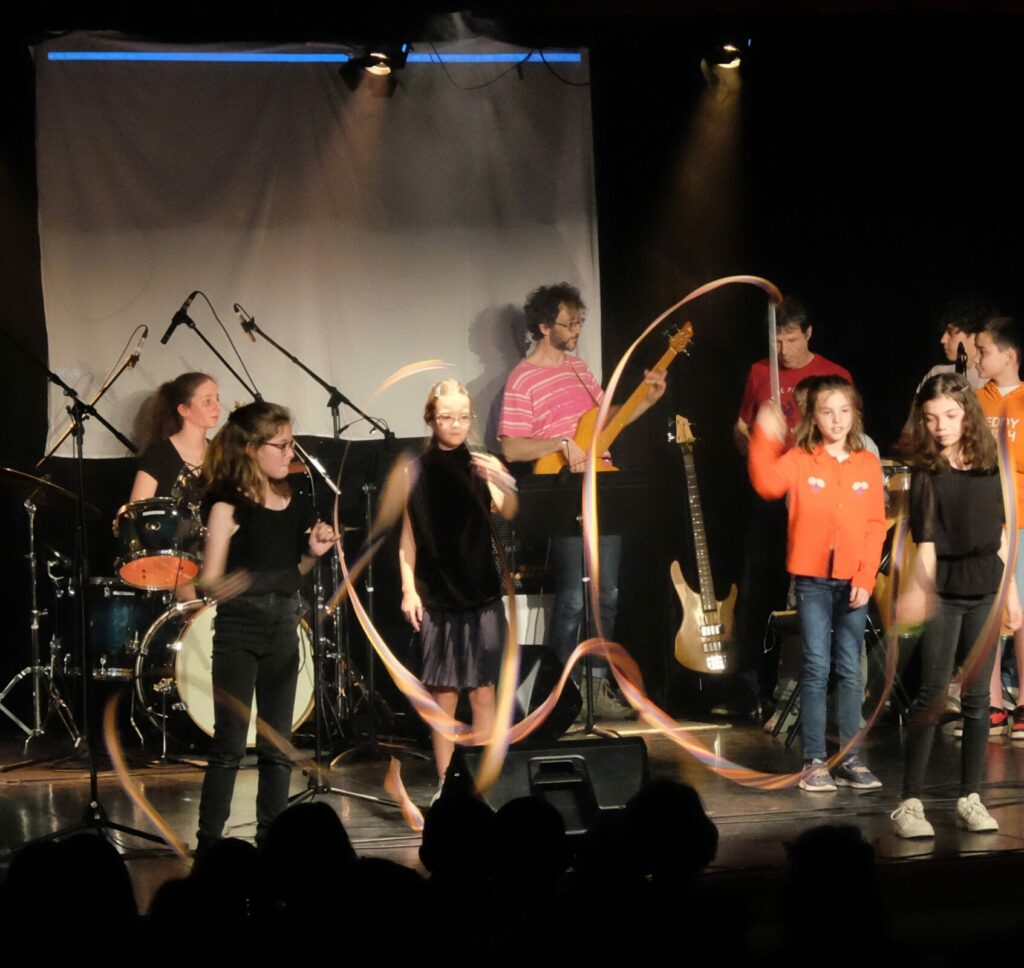 Enfants, batterie et guitare lors de la fête de l'école de musique, le 13/04/2024 à Sautron
