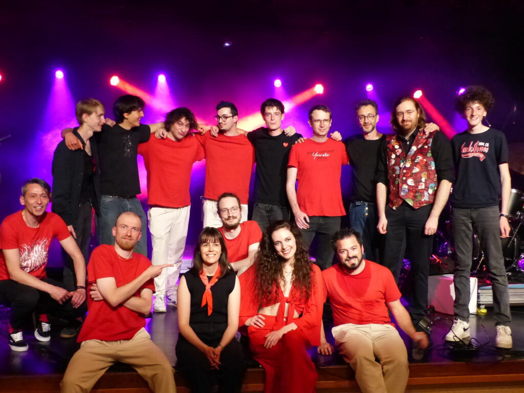 Photo du groupe The Soulphoenixs et des élèves de l'école de musique, après leur concert en commun, le 17/05/2025 à l'espace Phelippes Beaulieux